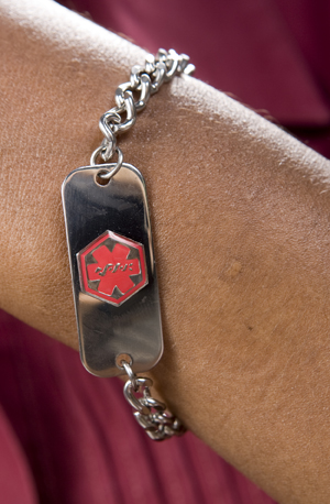 Closeup ng braso na nagpapakita ng medical alert bracelet.